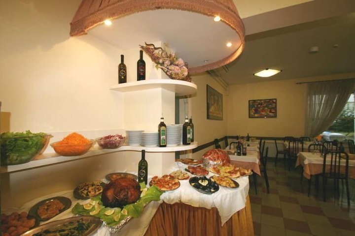 Dining 32 of 45