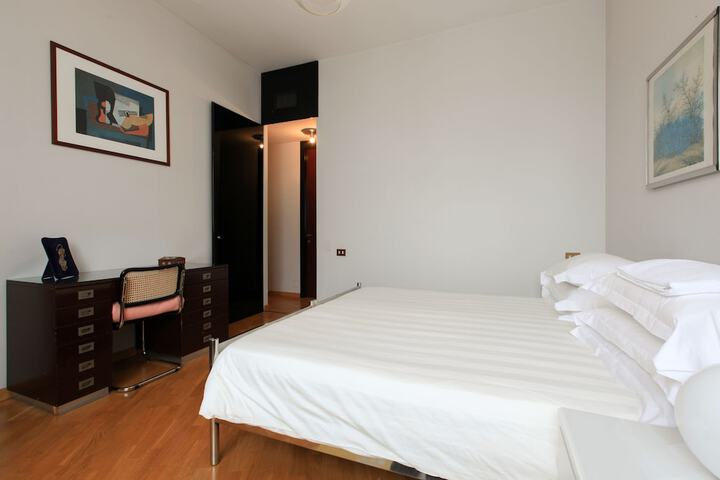 Room 7 of 106