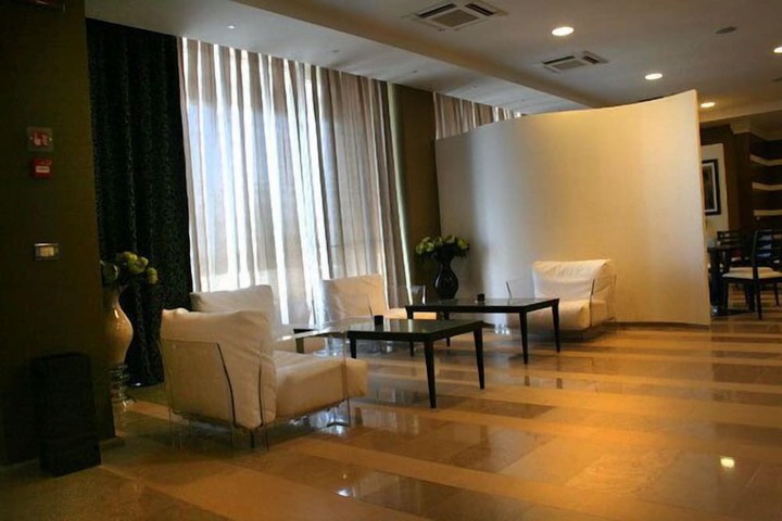 Lounge 27 of 35