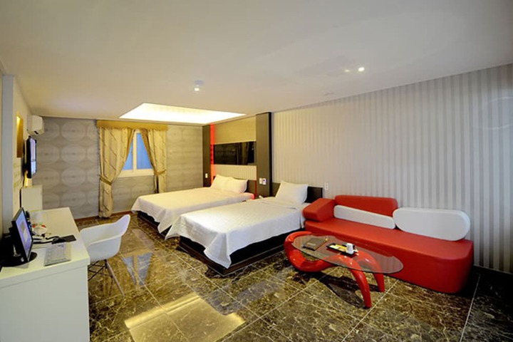 Room 5 of 8