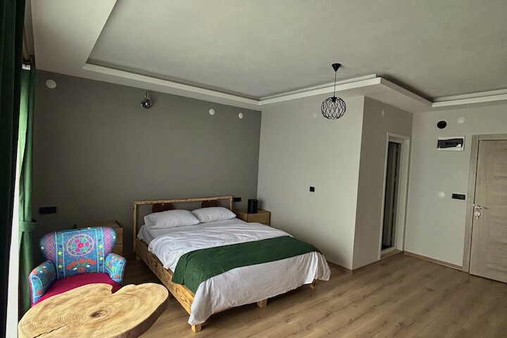 Room 7 of 16