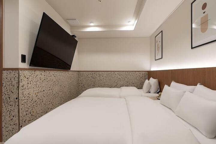 Room 45 of 76