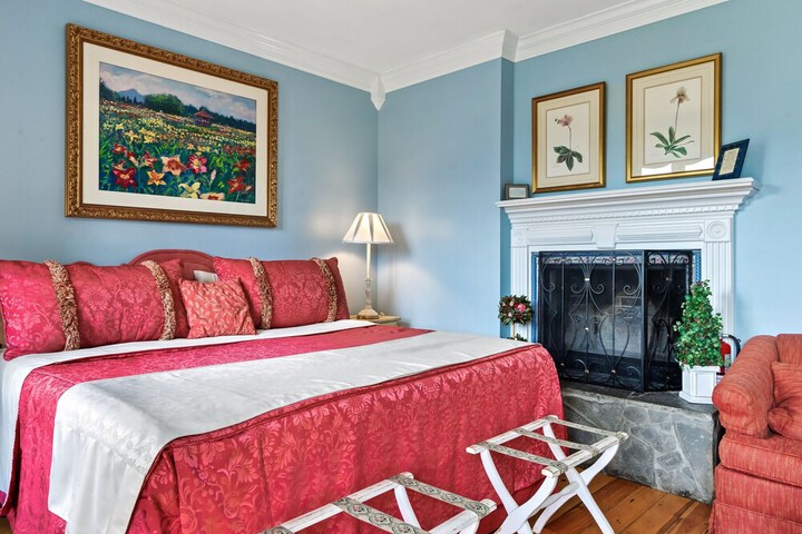 Snug Hug Queen Suite with Fireplace (39 of 131)