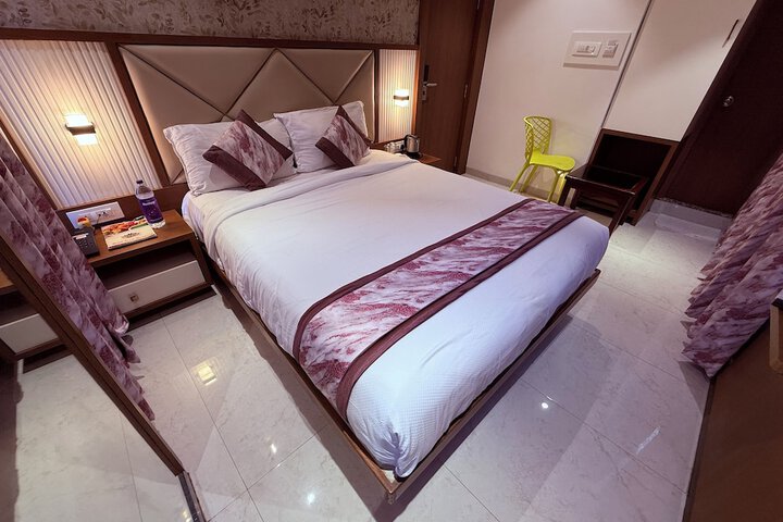 Room 33 of 64