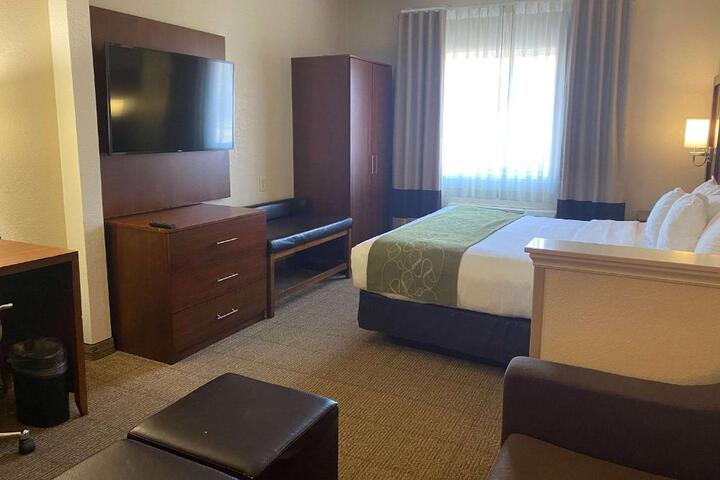 1 Queen Bed Suite Accessible (24 of 24)