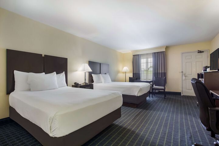 2 Double Beds (9 of 14)