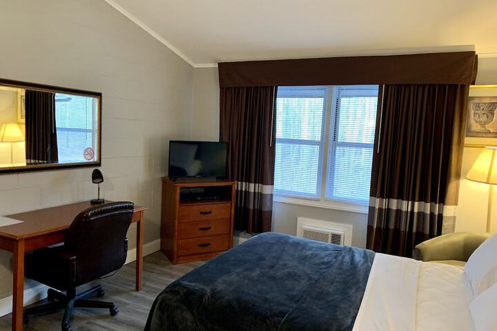 1 Queen Bed (10 of 20)