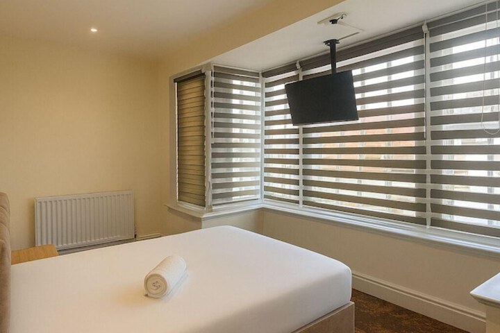 Room 4 of 6
