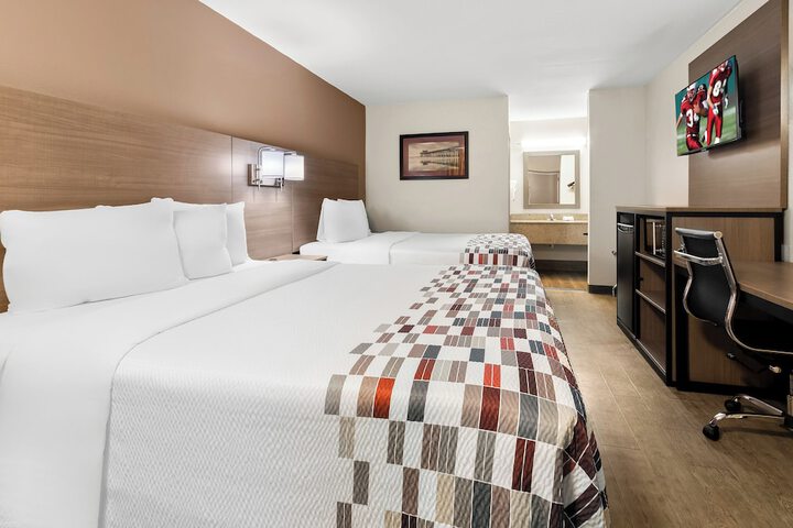 Deluxe Queen Bed (5 of 9)
