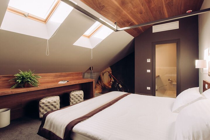 Room 16 of 83