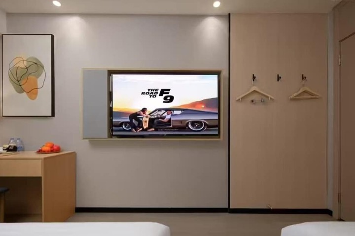 Room 11 of 27