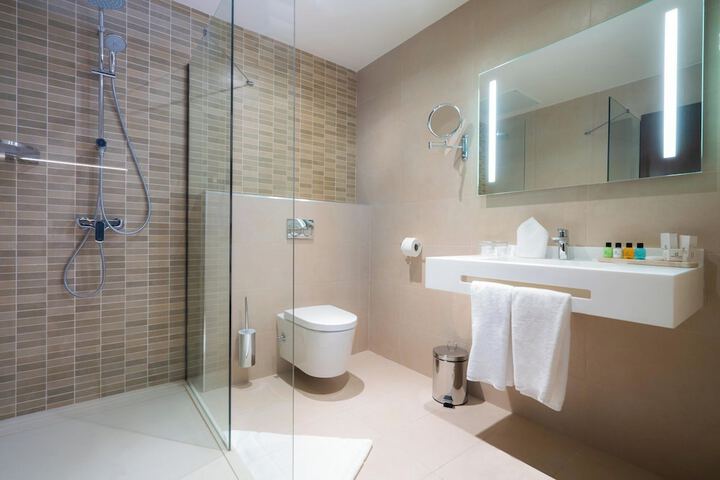 Room 4 of 8