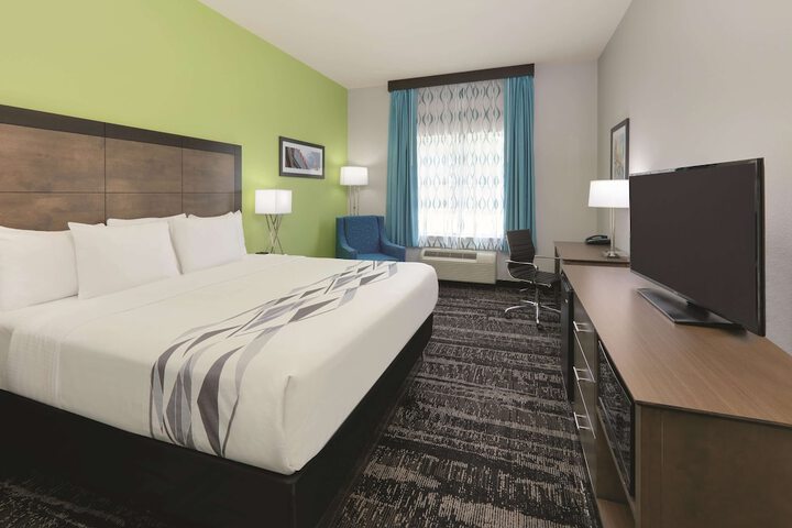 1 King Bed (2 of 18)
