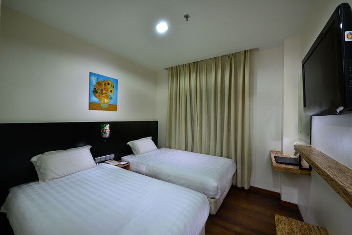Room 7 of 32