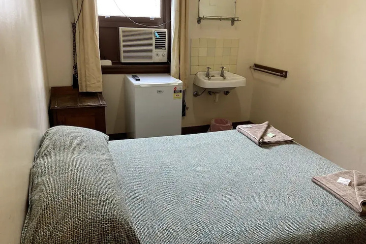 Room 5 of 11