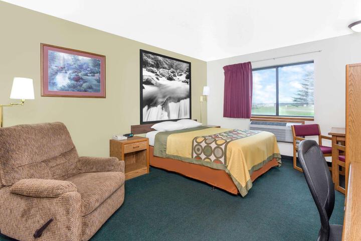 1 Queen Bed (9 of 15)