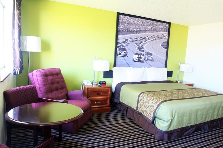 1 King Bed (6 of 24)