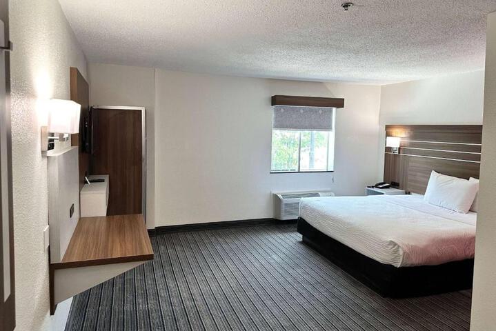 1 Queen Bed (2 of 13)