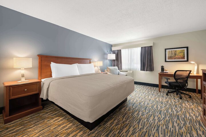 1 King Accessible Bathtub First Floor Microwave, Refrigerator WiFi Continental Breakfast (23 of 23)