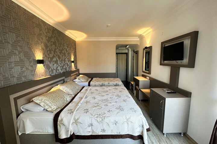 Room 6 of 16