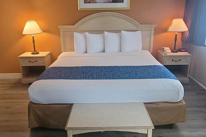 1 King Bed (7 of 10)