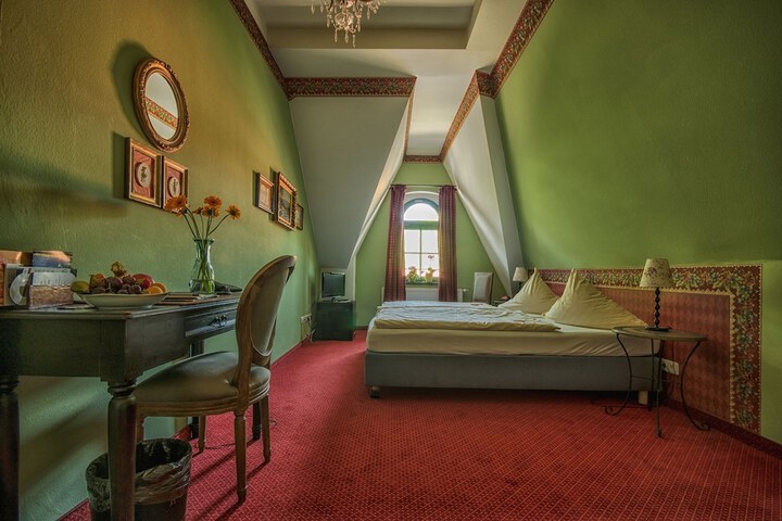 Room 6 of 73