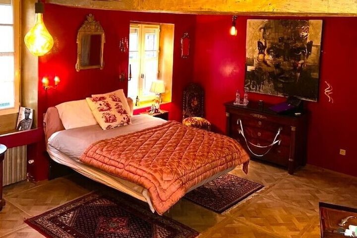 Room 2 of 10