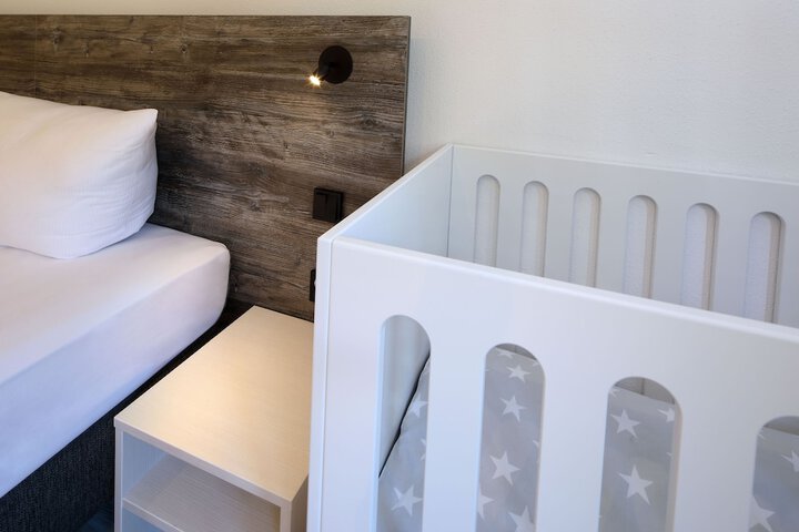 Room 4 of 80