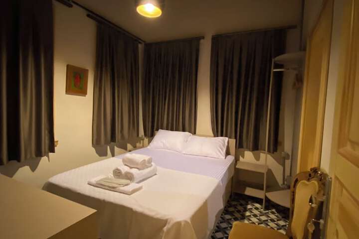 Room 9 of 48