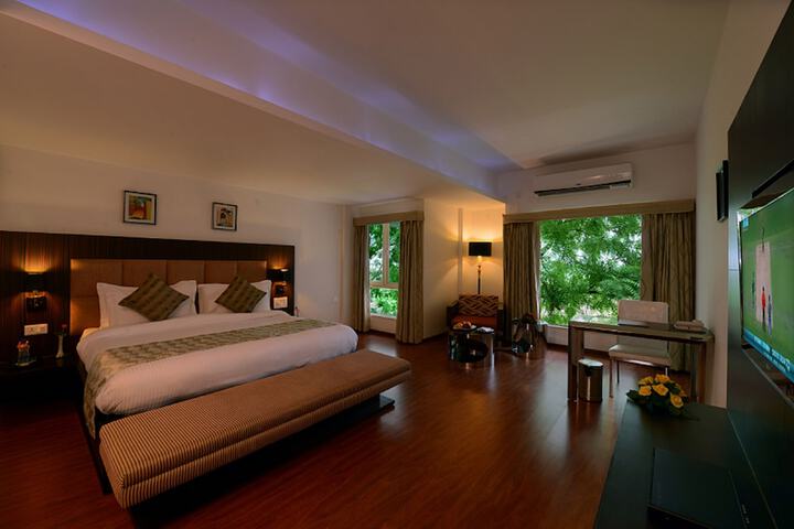 Room 5 of 33