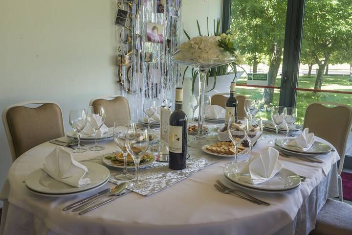 Dining 27 of 40