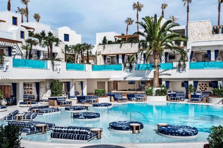 Palms Place Hotel StripView with Open Balcony -23