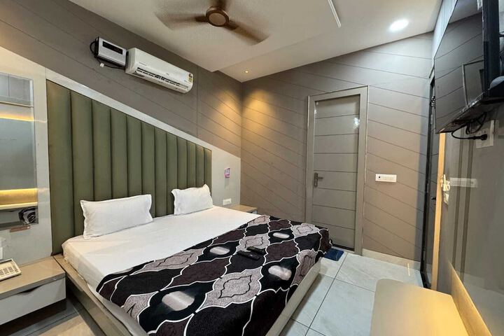 Room 10 of 26
