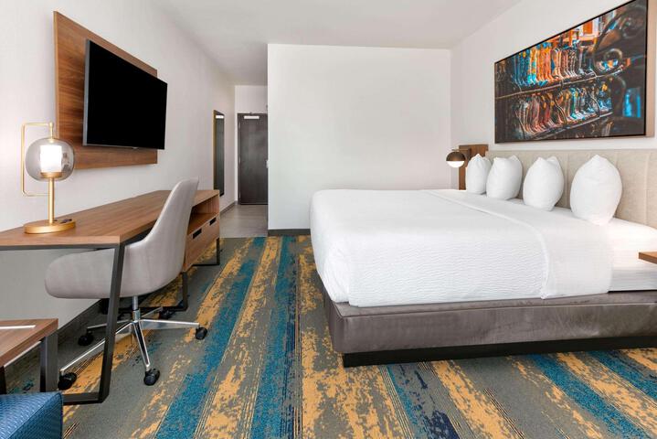 1 King Bed (8 of 13)
