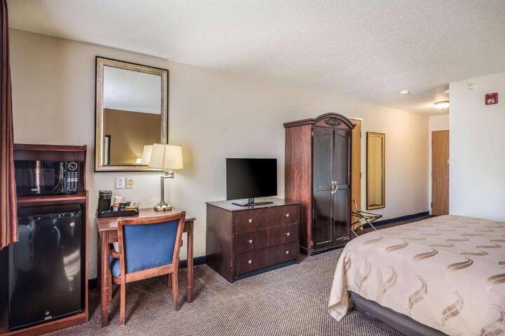 1 King Bed Accessible (16 of 23)
