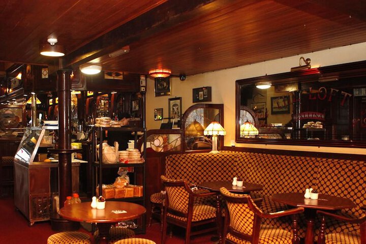 Lounge 36 of 49