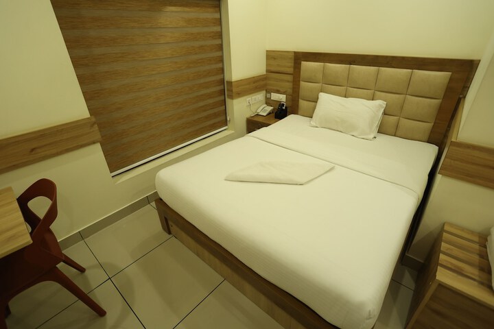 Room 6 of 63