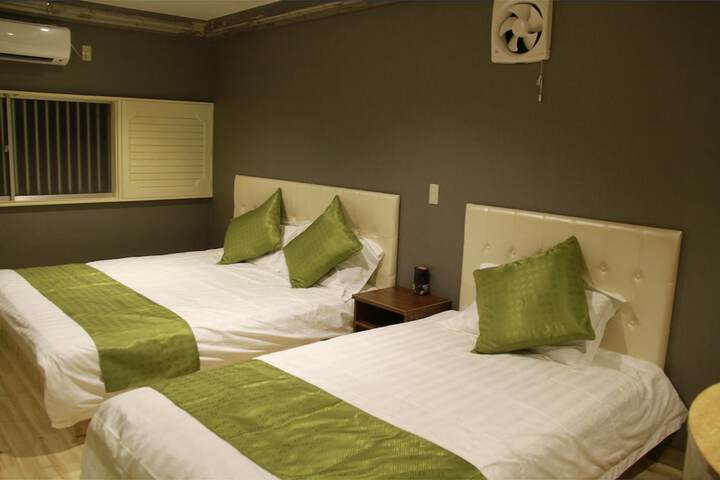 Room 11 of 12