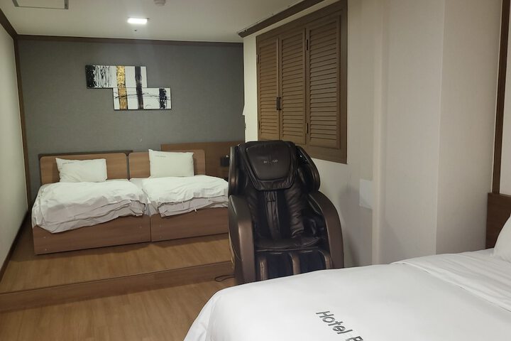 Room 52 of 90