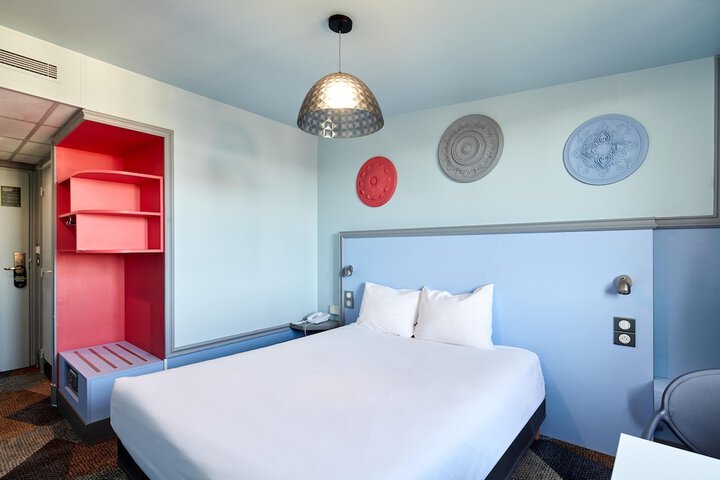 Room 13 of 40