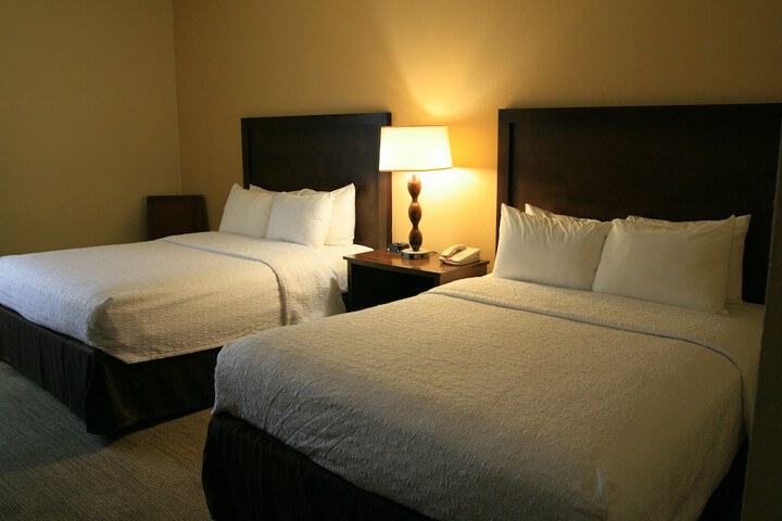 1 Queen Bed Accessible (18 of 18)