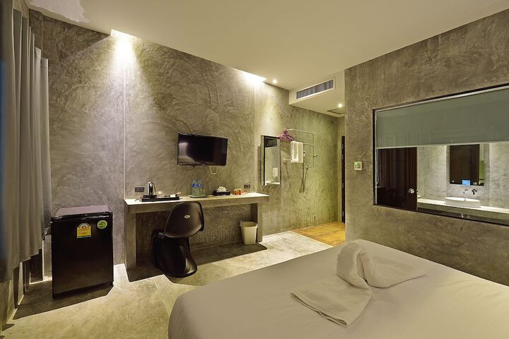 Room 5 of 16