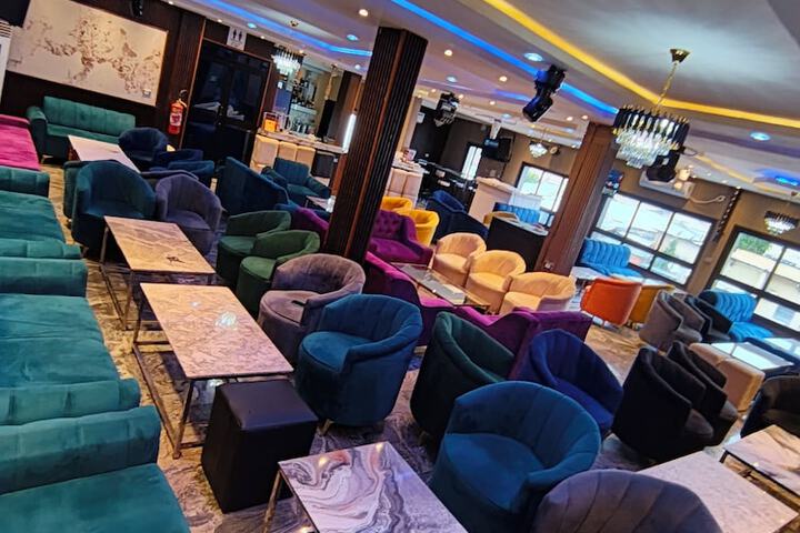 Lounge 83 of 99