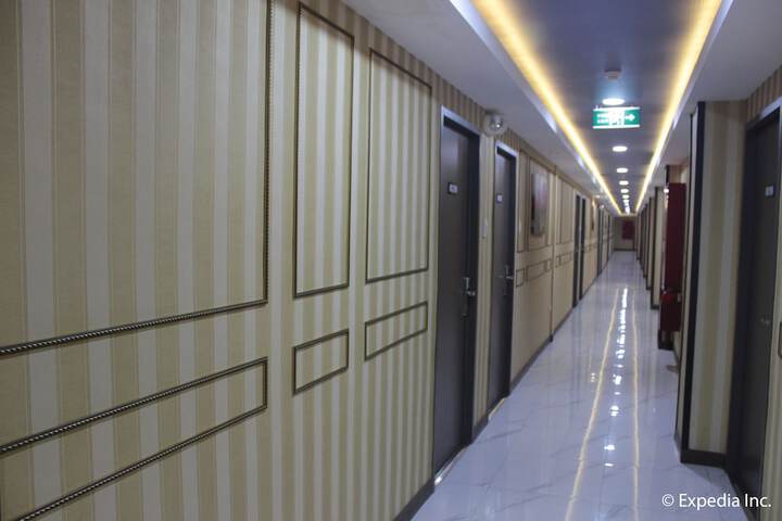 Ballroom/Hall 88 of 98