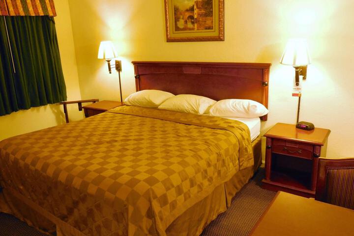 1 King Bed (5 of 9)