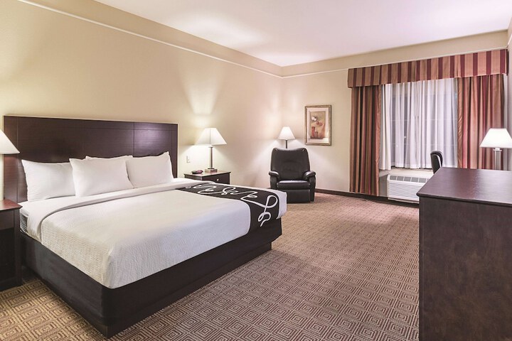 1 King Bed (6 of 18)
