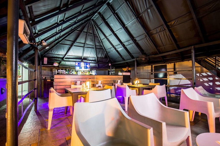 Lounge 20 of 22