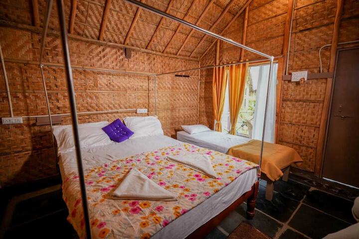 Room 4 of 9