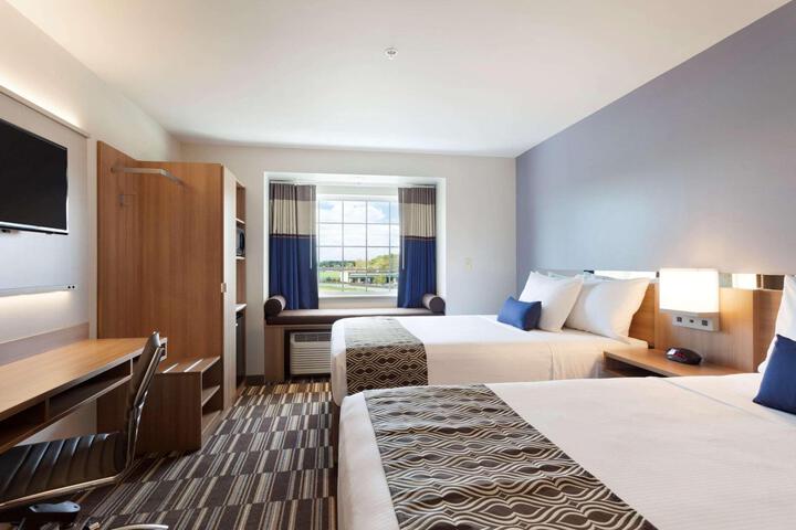 2 Queen Beds (7 of 14)