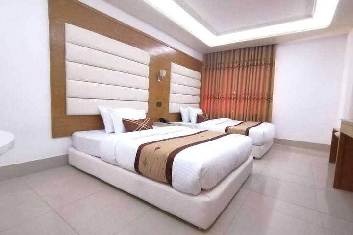Room 9 of 18